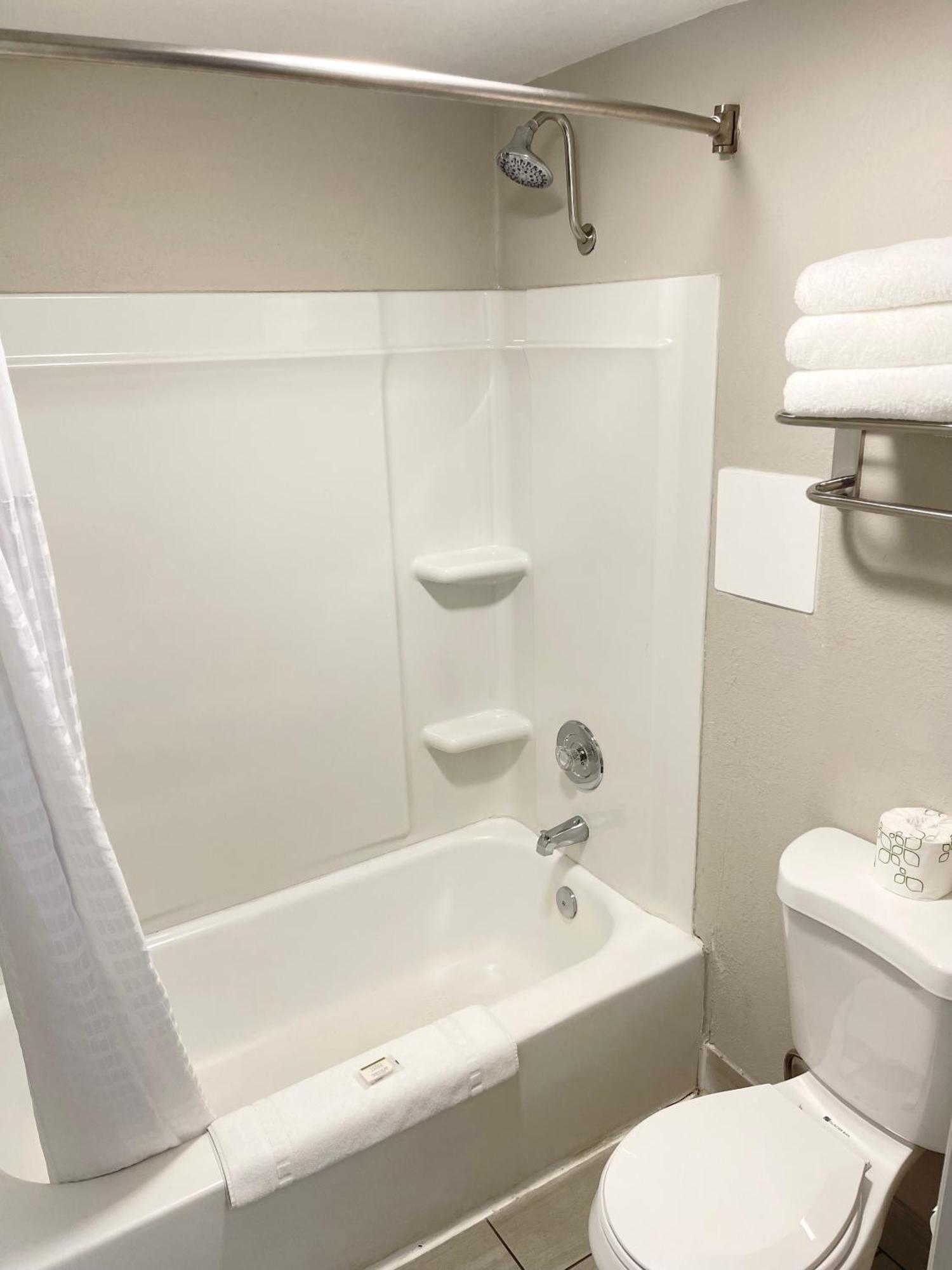 Days Inn&Suites by Wyndham Spokane Bagian luar foto